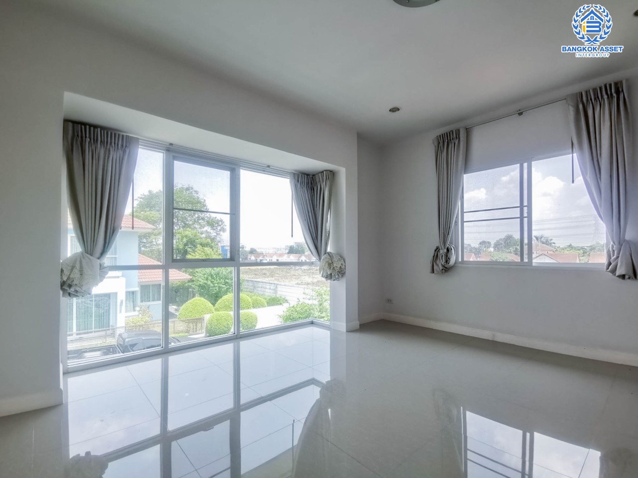 บ้านเดี่ยวมือสองย่านนนทบุรี ม.ชวนชมพาร์ค2 บางกรวย-ไทรน้อย หลังมุม เนื้อที่มากถึง 79.3 ตร.ว. ฟังก์ชัน 4 ห้องนอน 3 ห้องน้ำ 2 ที่จอดรถ บนทำเลเยี่ยม ใกล้เซ็นทรัลเวสต์เกต และรถไฟฟ้าสายสีม่วง "สถานีคลองบางไผ่"